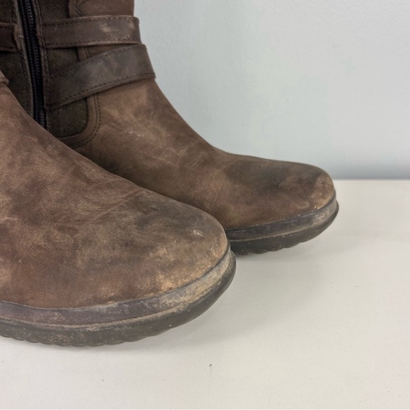 UGG Boots - Picture 7 of 9